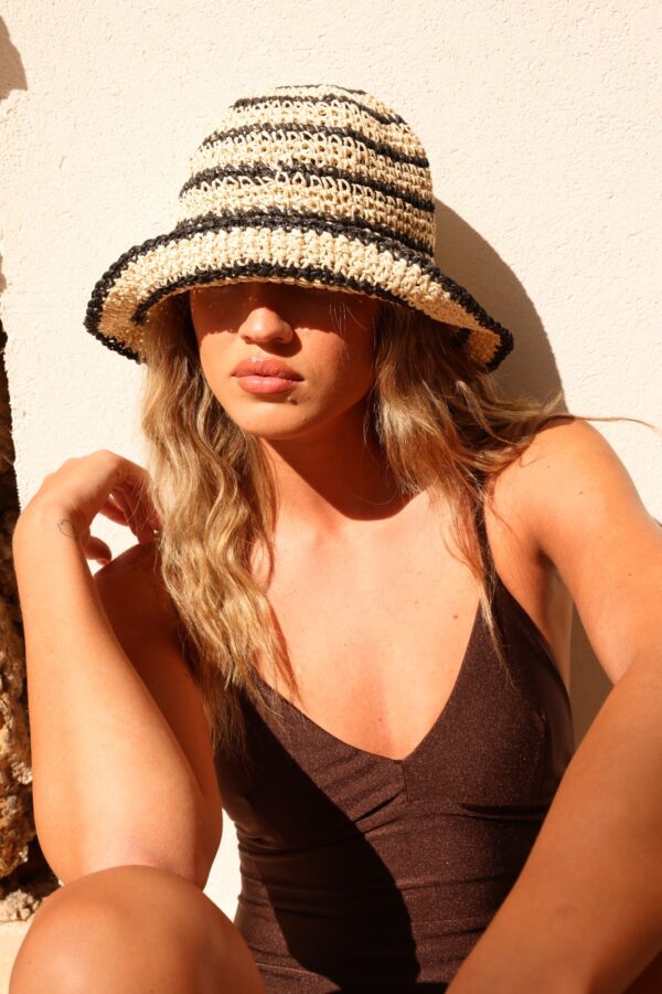 Alternative view of HAT - קרושה שחור לבן